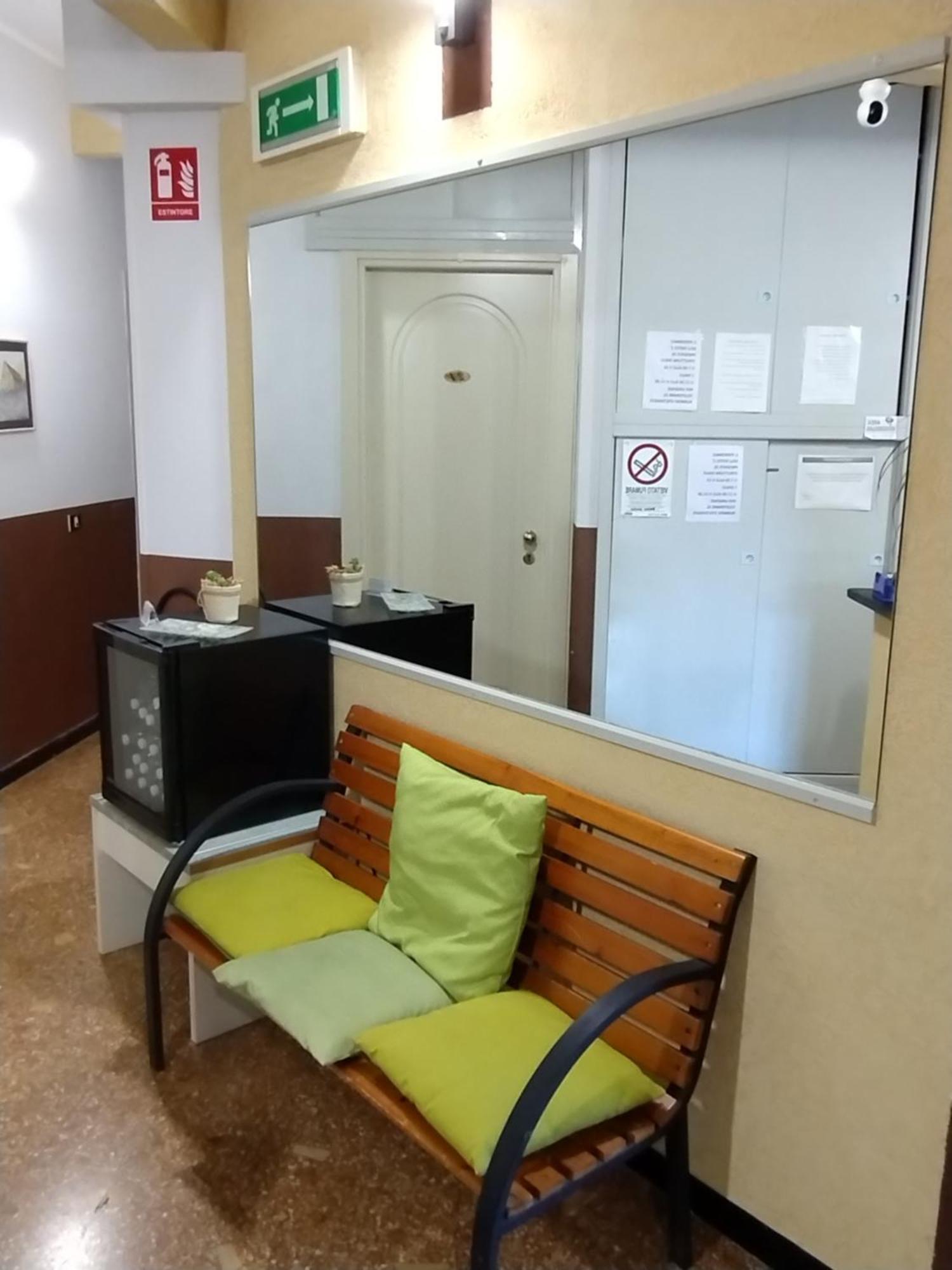 Hotel Della Piazzetta Варацце Экстерьер фото