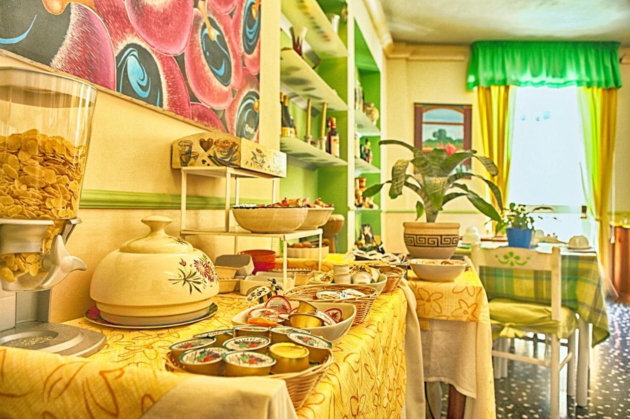 Hotel Della Piazzetta Варацце Экстерьер фото