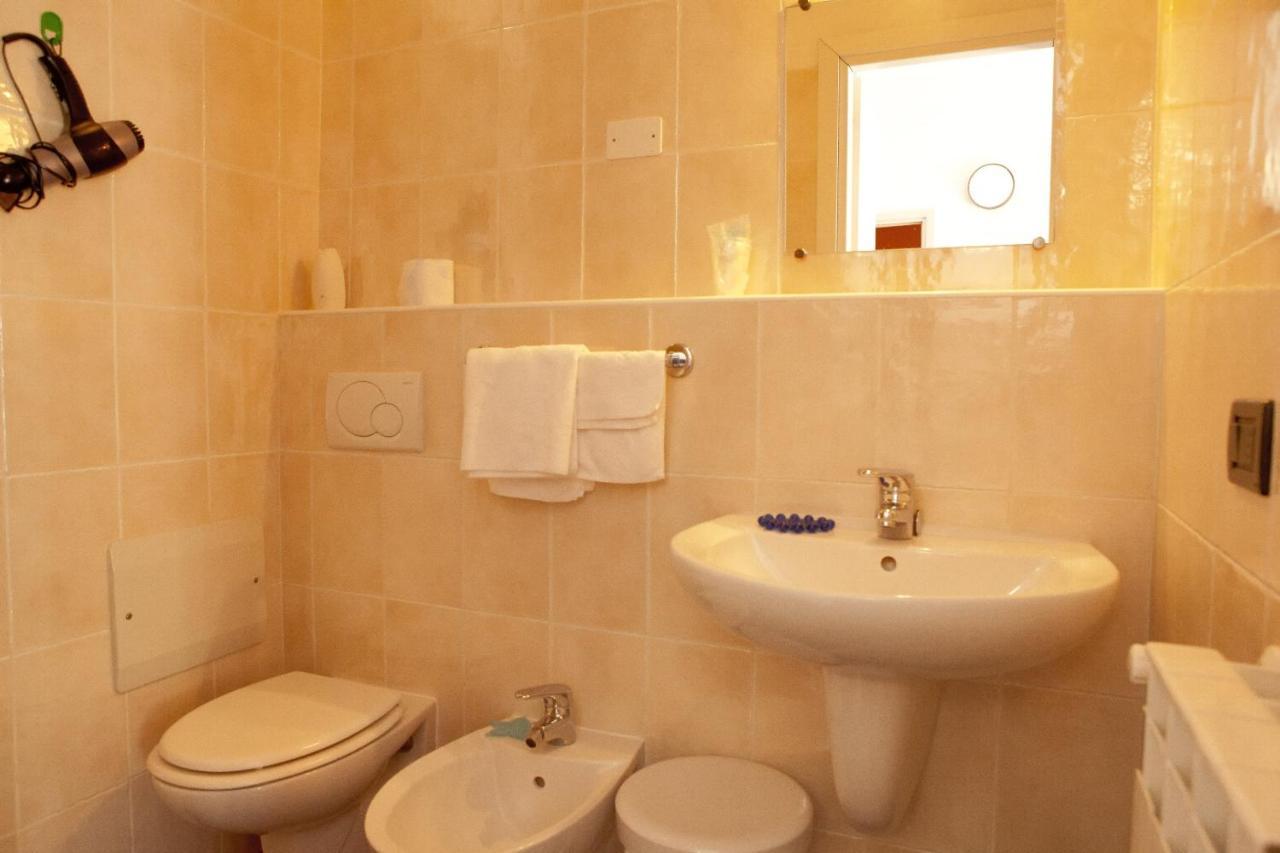 Hotel Della Piazzetta Варацце Экстерьер фото